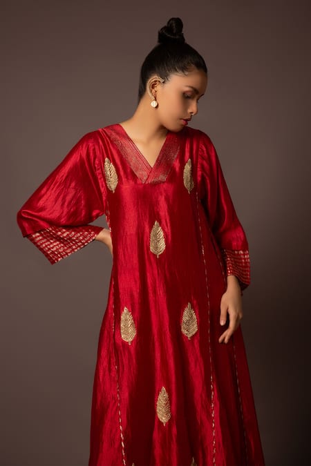 Buy_Myoho_Red Silk Embroidery V-neck Leaf Pitta Hand Kurta Set _Online_at_Aza_Fashions