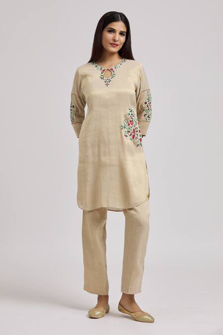 Buy Tarini Vij Gold Tissue Embroidery Keyhole Neck Flora Kurta With Pant at Aza Fashions Buy_Tarini Vij_Gold Tissue Embroidery Keyhole Neck Flora Kurta With Pant_at_Aza_Fashions