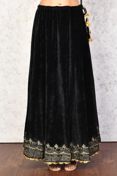 Naintara Bajaj_Black Velvet, Chanderi Embroidery Round Neck Floral Kurta Lehenga Set _Online_at_Aza_Fashions