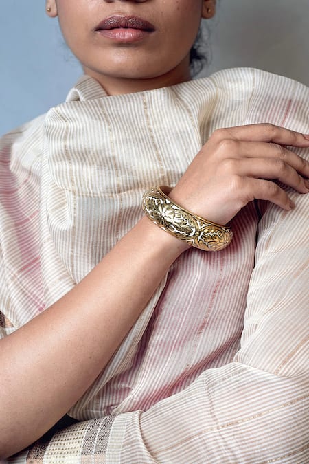 Riti Shweta Floral Pattern Wood Bangle 