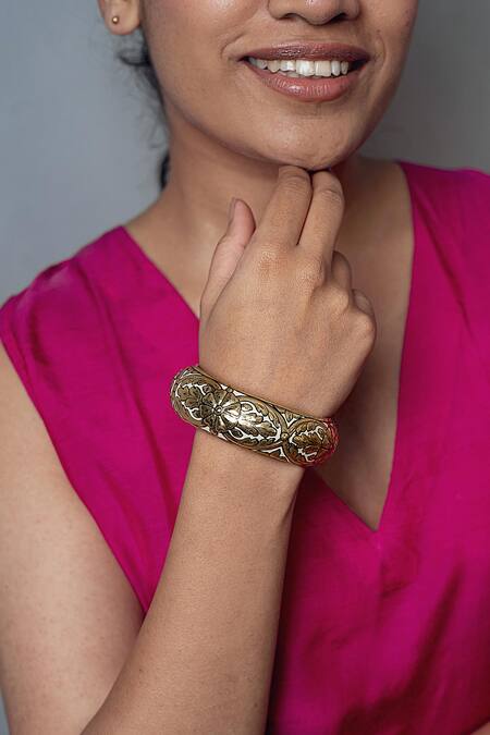 Riti_White Foil Printing Shweta Floral Pattern Wood Bangle _Online_at_Aza_Fashions