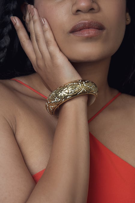Buy_Riti_White Foil Printing Shweta Floral Pattern Wood Bangle _Online_at_Aza_Fashions