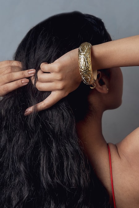 Riti_White Foil Printing Shweta Floral Pattern Wood Bangle _at_Aza_Fashions