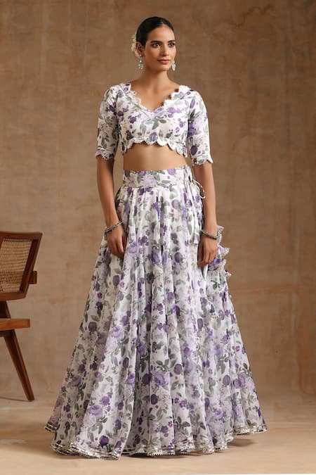 Pomcha Jaipur_White Organza Lace Scoop Neck Gul Jamini Floral Pattern Lehenga Set _Online_at_Aza_Fashions