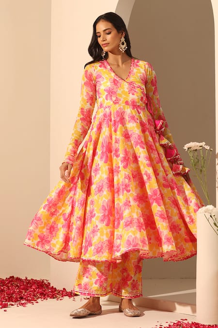 Buy_Pomcha Jaipur_Yellow Muslin, Chiffon Embroidery V-neck Gul Rangrez Floral Pattern Angarkha Set 