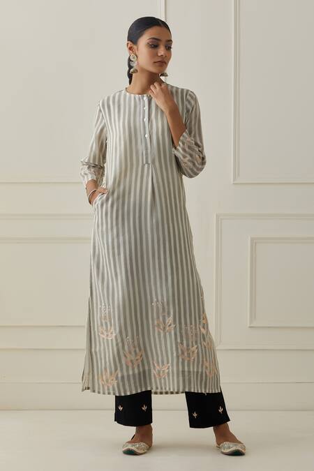 Kamaltaas_Grey Chanderi, Cotton Round Neck Stripe Pattern Straight Fit Kurta _Online_at_Aza_Fashions