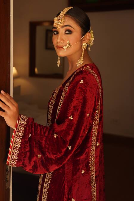 Buy_Gul By Aishwarya_Maroon Kurta Silk Velvet Embroidered Aari And Kundan Gharara Set  