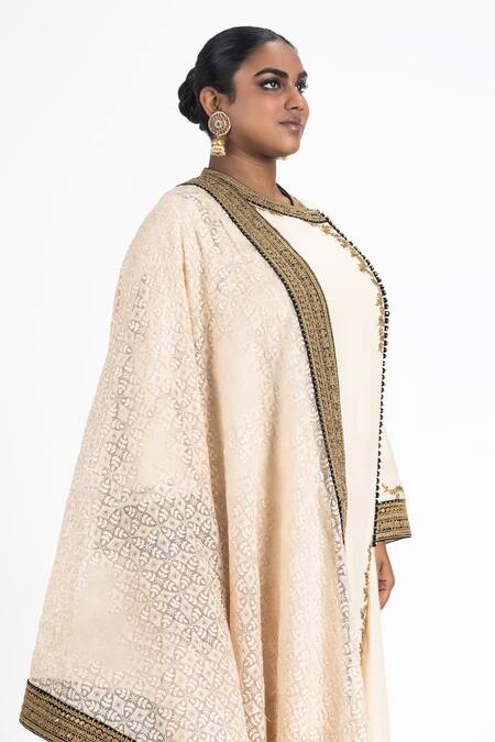 Nitika Gujral_Cream Silk, Chanderi Embroidery Round Neck Kurta Set With Dupatta _Online_at_Aza_Fashions