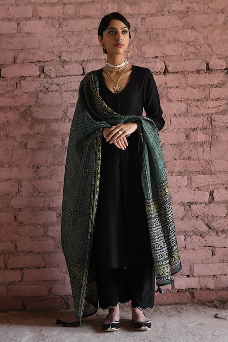 Shop_Karaj Jaipur_Black Chanderi Sequins V-neck A-line Plain Kurta Scalloped Pant Set _Online_at_Aza_Fashions