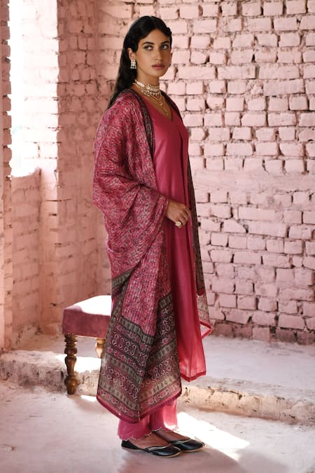 Shop_Karaj Jaipur_Pink Chanderi Sequins V-neck Plain A-line Kurta Pant Set _Online_at_Aza_Fashions