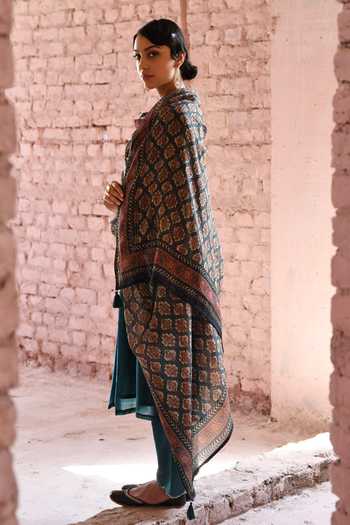 Buy_Karaj Jaipur_Green Chanderi Sequins V-neck Plain A-line Kurta Scalloped Pant Set _Online_at_Aza_Fashions