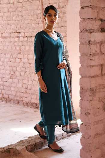 Karaj Jaipur_Green Chanderi Sequins V-neck Plain A-line Kurta Scalloped Pant Set _at_Aza_Fashions