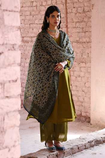 Shop_Karaj Jaipur_Green Chanderi Sequins V-neck A-line Solid Kurta Pant Set _Online_at_Aza_Fashions