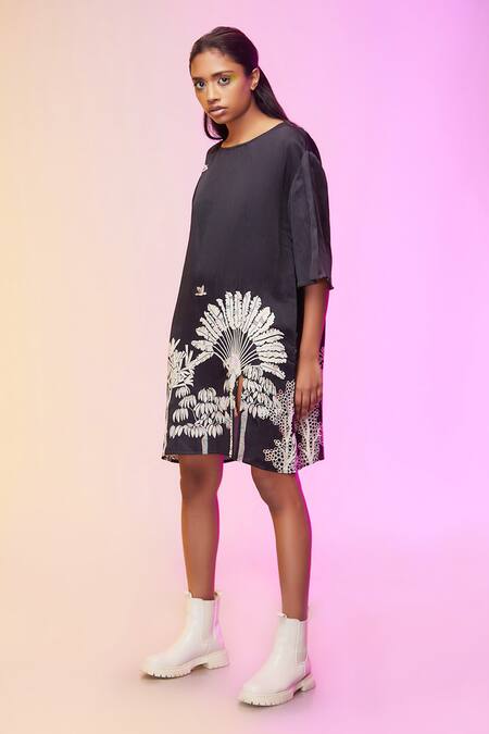 So Us By Sougatpaul Black Cotton Round Neck Minimalist Printed Dress Online at Aza Fashions So Us By Sougatpaul_Black Cotton Round Neck Minimalist Printed Dress _Online_at_Aza_Fashions