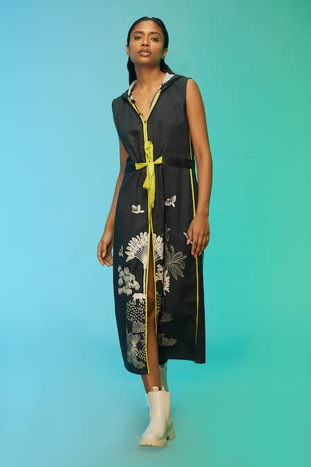 So Us By Sougatpaul Black Cotton V-neck Urban Printed Hoodie Dress Online at Aza Fashions So Us By Sougatpaul_Black Cotton V-neck Urban Printed Hoodie Dress _Online_at_Aza_Fashions