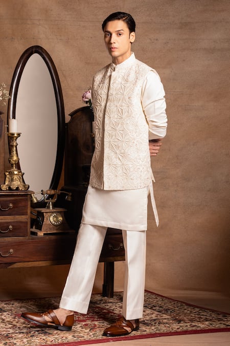 Amrit Dawani Floral Embroidered Bundi & Kurta Set 