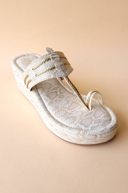 Tic Tac Toe Footwear White Textured Kolhapuri Flatforms Online at Aza Fashions Tic Tac Toe Footwear_White Textured Kolhapuri Flatforms_Online_at_Aza_Fashions