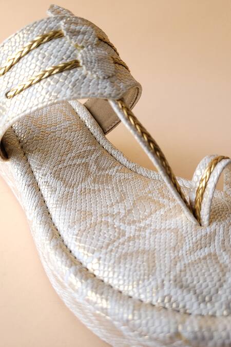 Buy Tic Tac Toe Footwear White Textured Kolhapuri Flatforms Online at Aza Fashions Buy_Tic Tac Toe Footwear_White Textured Kolhapuri Flatforms_Online_at_Aza_Fashions