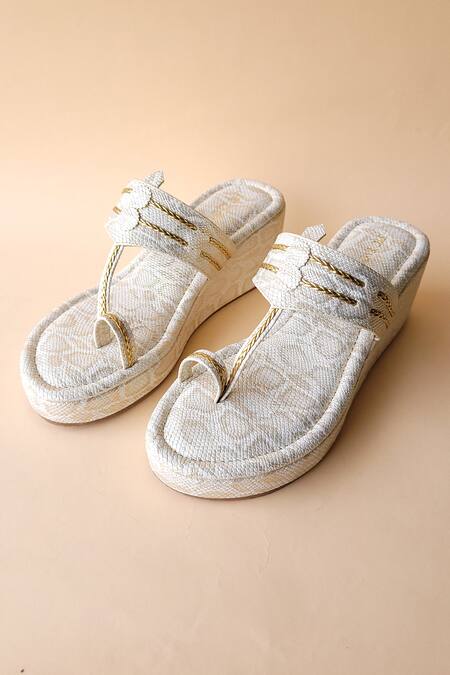 Shop Tic Tac Toe Footwear White Textured Kolhapuri Flatforms at Aza Fashions Shop_Tic Tac Toe Footwear_White Textured Kolhapuri Flatforms_at_Aza_Fashions