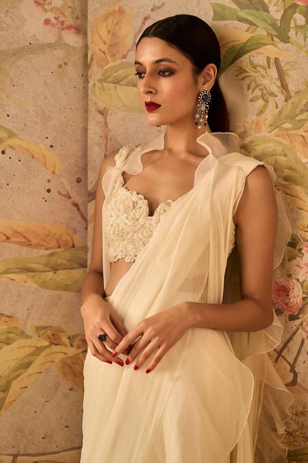 Ridhi Mehra_Ivory Chiffon Embroidered 3d Flowers Gravitas Pre-draped Saree Blouse Set _Online_at_Aza_Fashions