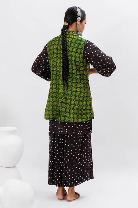 Shop Prahnaaya Green Handloom Cotton Sequins, Zari Collared Hand Block Ajrakh Jacket at Aza Fashions Shop_Prahnaaya_Green Handloom Cotton Sequins, Zari Collared Hand Block Ajrakh Jacket _at_Aza_Fashions