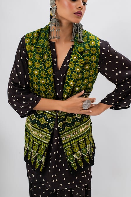 Buy Prahnaaya Green Handloom Cotton Sequins, Zari Collared Hand Block Ajrakh Jacket Online at Aza Fashions Buy_Prahnaaya_Green Handloom Cotton Sequins, Zari Collared Hand Block Ajrakh Jacket _Online_at_Aza_Fashions