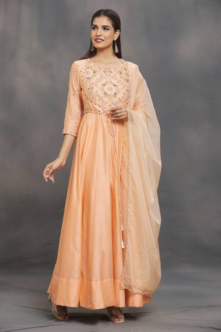 Samyukta Singhania_Peach Chanderi, Organza Embroidery Split V-neck Anarkali With Dupatta _at_Aza_Fashions