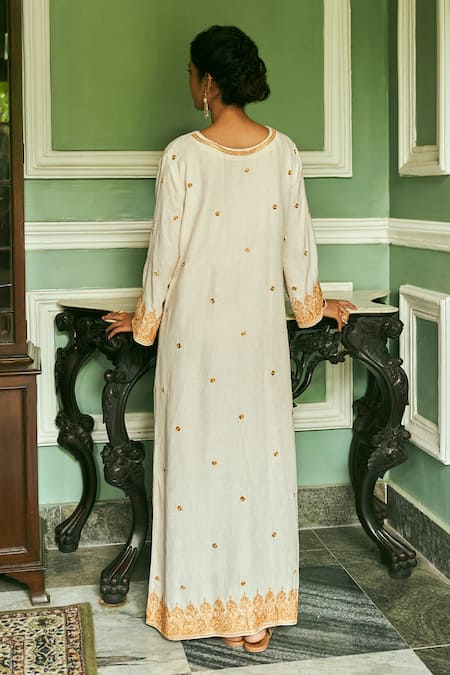Shop The Whole Nine Yards Ivory Silk Embroidery Round Neck Ekkam Hand Kaftan at Aza Fashions Shop_The Whole Nine Yards_Ivory Silk Embroidery Round Neck Ekkam Hand Kaftan _at_Aza_Fashions