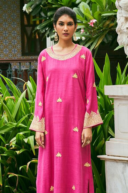 The Whole Nine Yards Pink Silk Embroidery Round Neck Roosa Hand Kaftan Online at Aza Fashions The Whole Nine Yards_Pink Silk Embroidery Round Neck Roosa Hand Kaftan _Online_at_Aza_Fashions