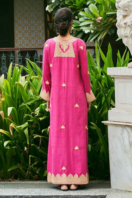 Shop The Whole Nine Yards Pink Silk Embroidery Round Neck Roosa Hand Kaftan at Aza Fashions Shop_The Whole Nine Yards_Pink Silk Embroidery Round Neck Roosa Hand Kaftan _at_Aza_Fashions
