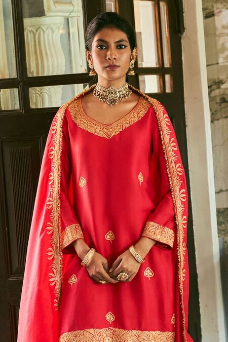 The Whole Nine Yards Red Silk Embroidery Round Neck Rewa Hand Kurta Pant Set Online at Aza Fashions The Whole Nine Yards_Red Silk Embroidery Round Neck Rewa Hand Kurta Pant Set _Online_at_Aza_Fashions