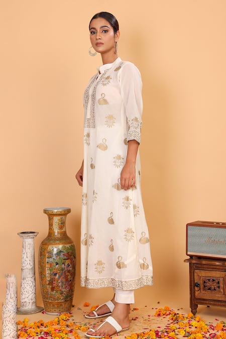 Nazar By Indu_White Cotton Embroidery Mandarin Collar Jungle Pattern Kurta Pant Set _Online_at_Aza_Fashions
