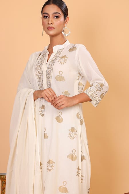 Nazar By Indu_White Cotton Embroidery Mandarin Collar Jungle Pattern Kurta Pant Set _at_Aza_Fashions