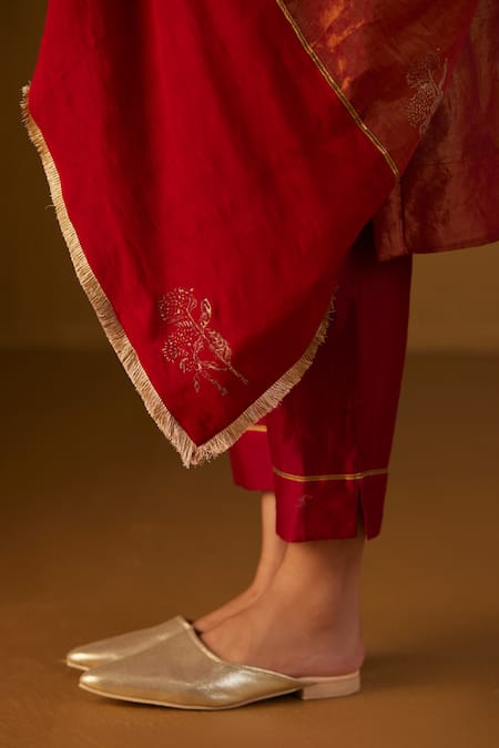 Shorshe Clothing Red Cotton, Silk Embroidery Floral Hand Block Print Dupatta Online at Aza Fashions Shorshe Clothing_Red Cotton, Silk Embroidery Floral Hand Block Print Dupatta _Online_at_Aza_Fashions