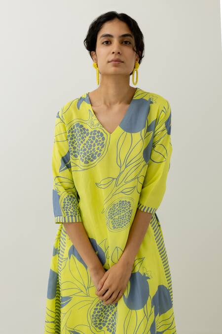 Buy_Silai Studio_Yellow Silk V-neck Anaar Print Kurta With Pant_Online_at_Aza_Fashions
