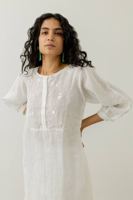 Silai Studio White Linen Embroidery Round Neck Floral Yoke Kurta With Pant at Aza Fashions Silai Studio_White Linen Embroidery Round Neck Floral Yoke Kurta With Pant _at_Aza_Fashions