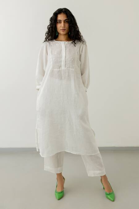 Silai Studio White Linen Embroidery Round Neck Bloom Yoke Kurta Online at Aza Fashions Silai Studio_White Linen Embroidery Round Neck Bloom Yoke Kurta _Online_at_Aza_Fashions