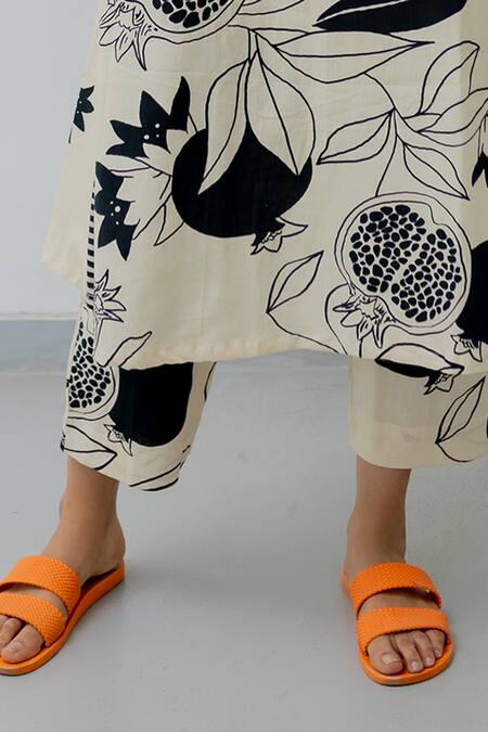 Silai Studio_Black Cotton V-neck Printed Kurta And Pant Set _Online_at_Aza_Fashions