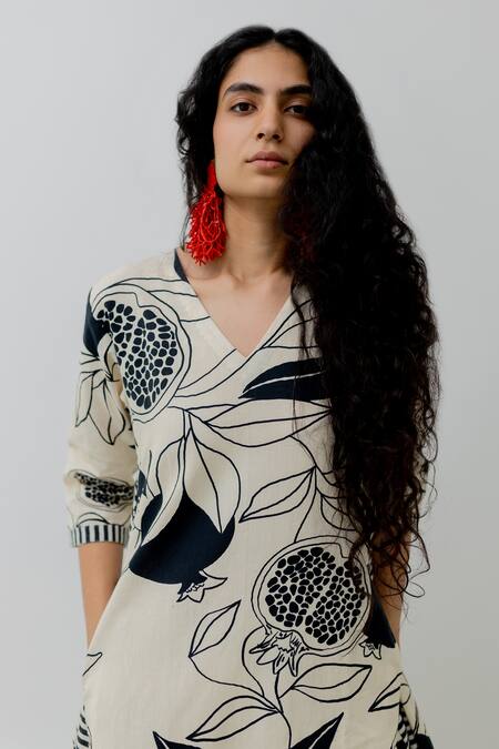 Silai Studio_Black Cotton V-neck Printed Kurta And Pant Set _at_Aza_Fashions