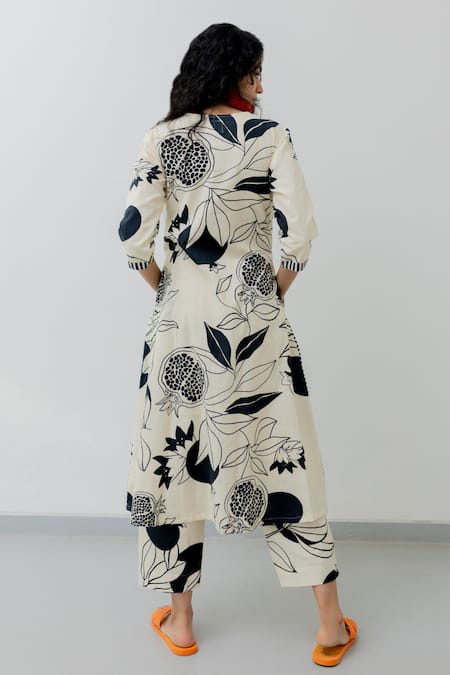 Shop_Silai Studio_Black 100% Cotton Printed V Neck Straight Kurta _at_Aza_Fashions
