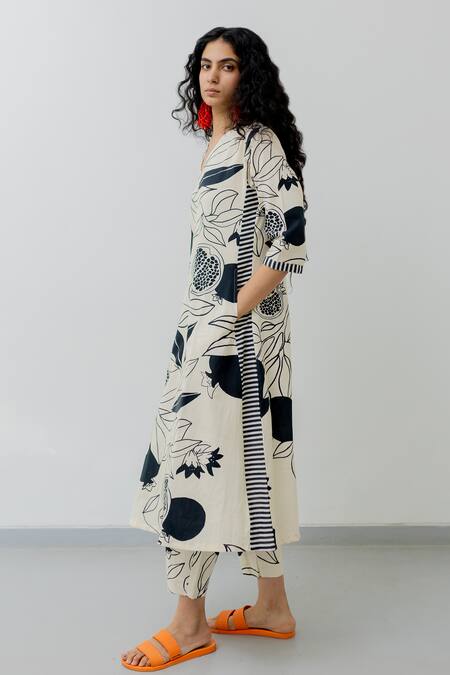 Silai Studio_Black 100% Cotton Printed V Neck Straight Kurta _Online_at_Aza_Fashions