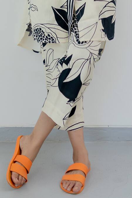 Shop Silai Studio Black Cotton Collared Printed Straight Tunic And Pant Set Online at Aza Fashions Shop_Silai Studio_Black Cotton Collared Printed Straight Tunic And Pant Set _Online_at_Aza_Fashions