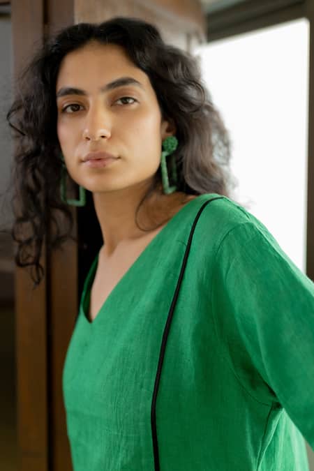 Silai Studio_Green Linen V-neck Solid Straight Kurta _Online_at_Aza_Fashions