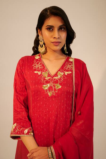 Shop Sheela Suthar Red Silk, Organza Sequins, Embroidery V-neck Floral Asymmetric Kurta And Pant Set Online at Aza Fashions Shop_Sheela Suthar_Red Silk, Organza Sequins, Embroidery V-neck Floral Asymmetric Kurta And Pant Set _Online_at_Aza_Fashions
