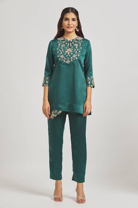 Sheela Suthar_Green Satin Embroidery Round Neck Floral Short Tunic And Pant Set _Online_at_Aza_Fashions