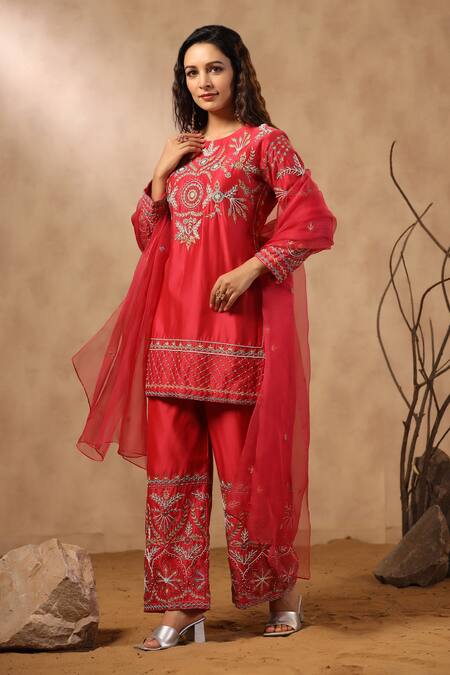 Palak Khandelwal_Red Chanderi, Organza Cut Work, Sequins, Pearls, Embroidery Floral Kurta Set _Online_at_Aza_Fashions