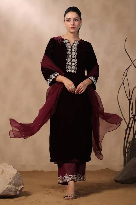 Palak Khandelwal_Wine Velvet, Chanderi, Organza Sequins, Pearls, Cut Rose Embroidered Kurta Set _Online_at_Aza_Fashions