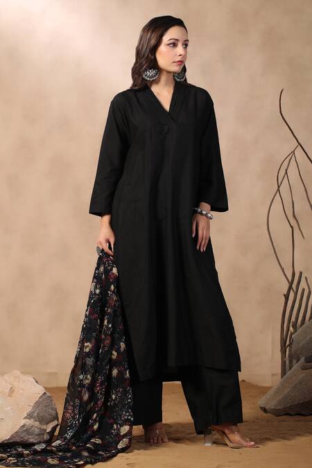 Palak Khandelwal_Black Cotton, Silk, Chiffon V-neck Kurta Set With Printed Dupatta_Online_at_Aza_Fashions