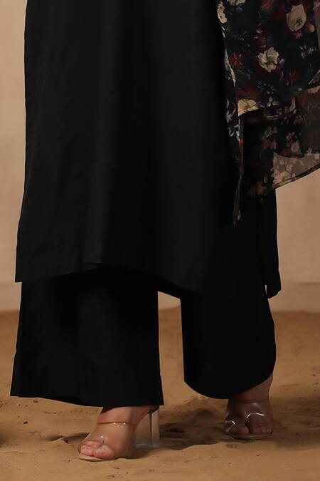 Palak Khandelwal_Black Cotton, Silk, Chiffon V-neck Kurta Set With Printed Dupatta_at_Aza_Fashions