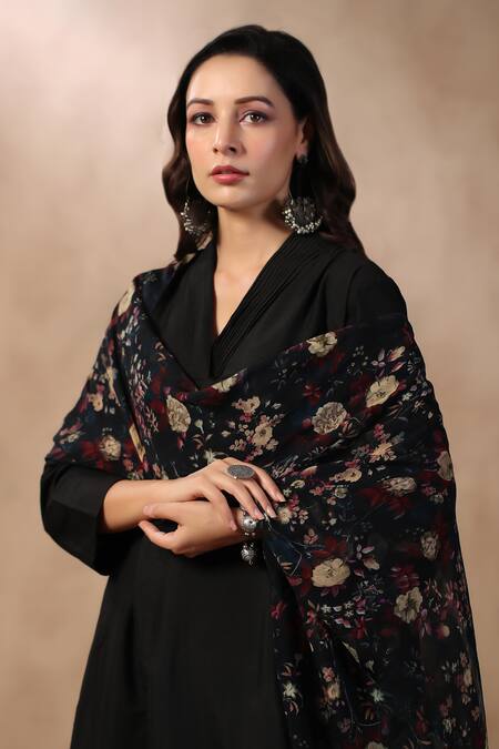 Buy_Palak Khandelwal_Black Cotton, Silk, Chiffon V-neck Kurta Set With Printed Dupatta